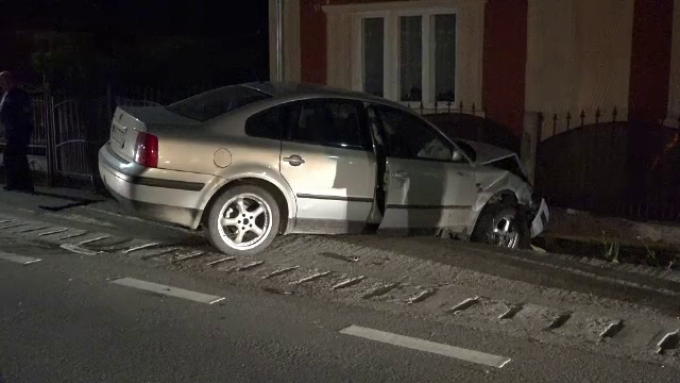 Accident în Carei. Un șofer beat a intrat cu mașina în gardul unei case