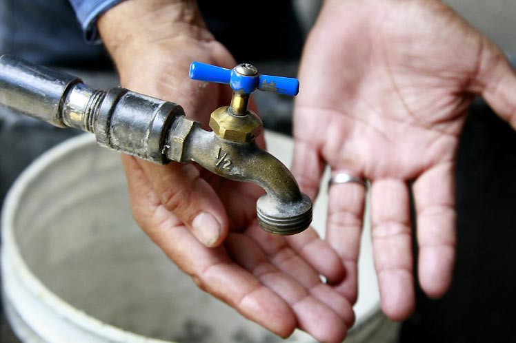 Ciudad peruana desesperada sin agua potable por segundo día