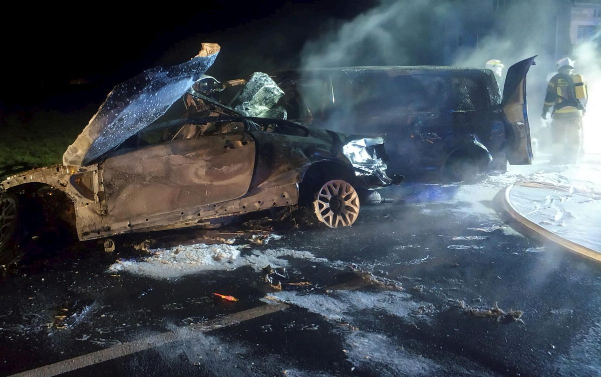 Wielki huk i auta stanęły w ogniu. Kierowca BMW nie żyje. Miał około 20 lat