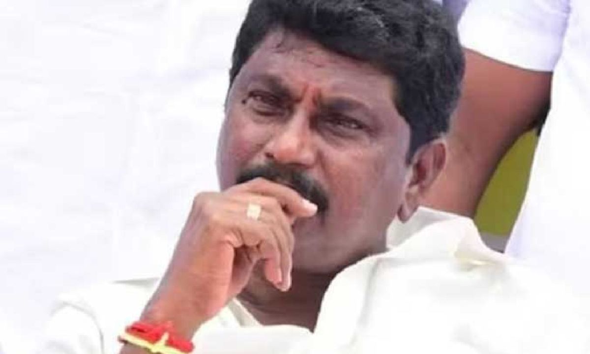 AIADMK ex-MLA slaps legal notice on AV Raju