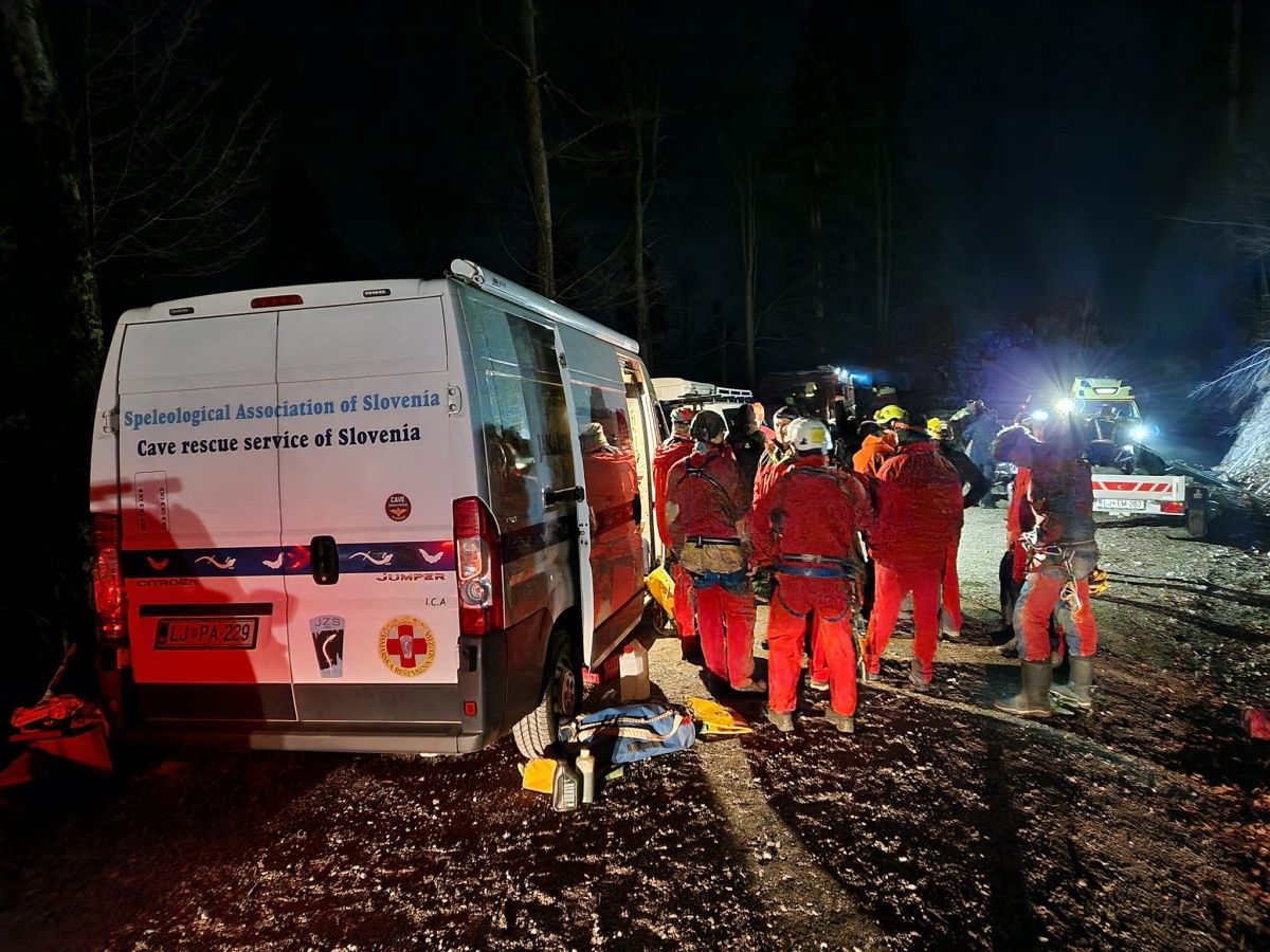 FOTO: Na območju Gotenice celonočno reševanje ponesrečenega jamarja