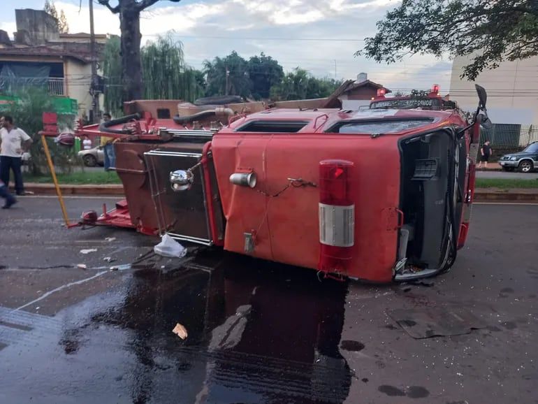 Accidente fatal en Encarnación: conductora chocó a carro de bomberos con un paciente de urgencia  - Policiales - ABC Color