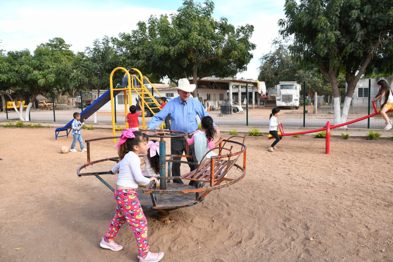 Alcalde Miguel Ángel Angulo Acosta entrega obra de parque infantil en Estación Acatita | Noticiero Altavoz