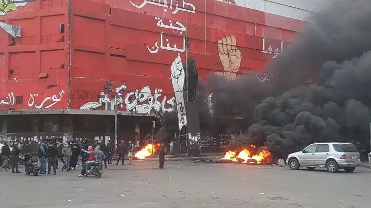 قطع مسارب ساحة النور في طرابلس احتجاجاً على الإعتداء على مسجد في جبيل