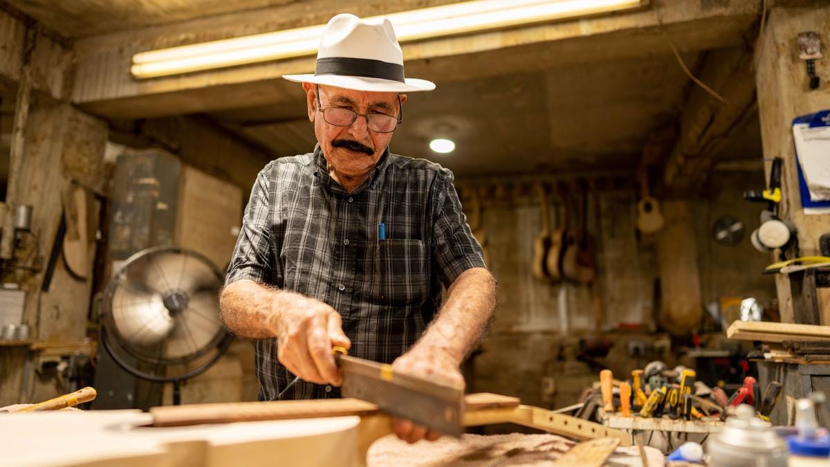 Meet the Veteran Craftsman of the Cuatro Puertorriqueño, Creator of the "Serie Dorada" Cuatro