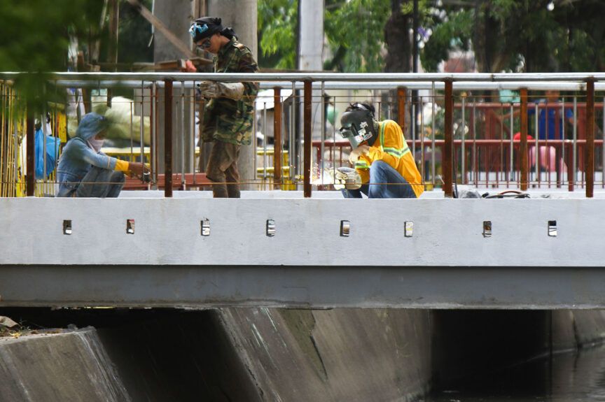 Delays in road works causing traffic congestion in Davao