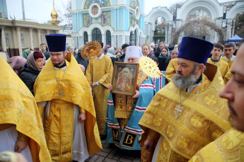 В кафедральном соборе Ташкента выставили чудотворную мироточивую икону царя Николая II и Годеновский животворящий крест