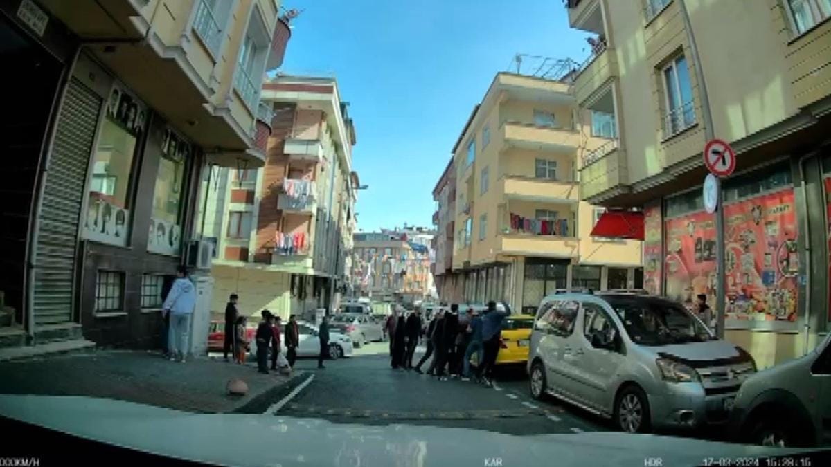 Gaziosmanpaşa'da yol verme tartışmasında taksinin camına yumruk atarak kırdı