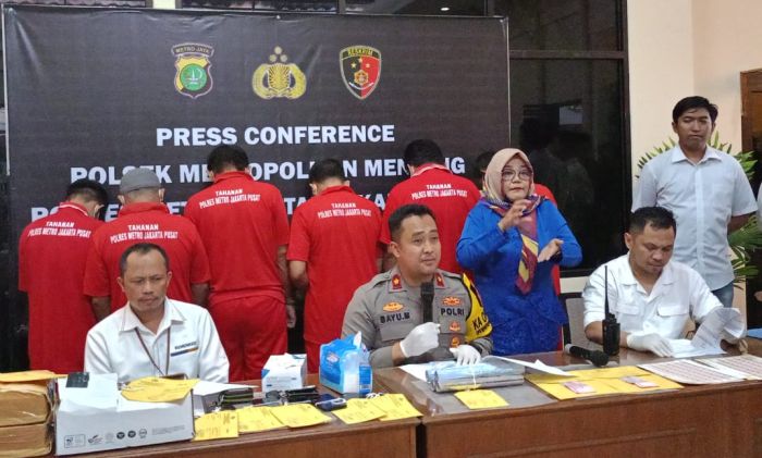 Polisi Tangkap Enam Orang Sindikat Materai Palsu di Menteng Jakpus    : Okezone Megapolitan