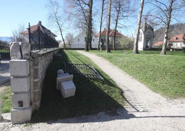 Gorenjski glas | Strela poškodovala vhod  v Prešernov gaj