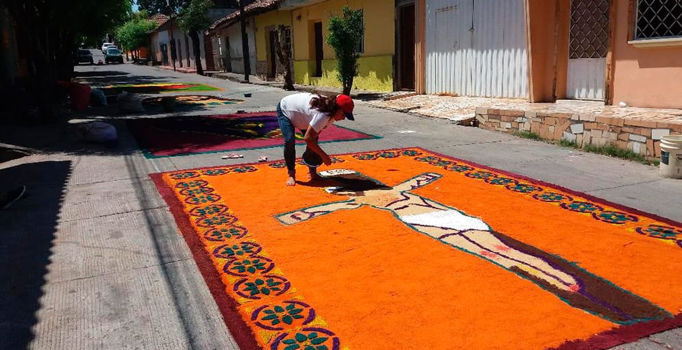 Preparan alfombras para el Santo Entierro - Diario La Tribuna