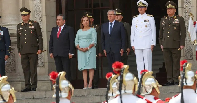 Apoyo militar a presidenta en crisis genera controversia en Perú