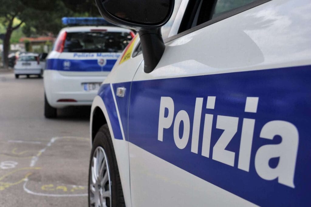 Polizia locale emette daspo urbano ad un parcheggiatore abusivo, sequestrata merce ad un venditore ambulante - Napoli Village - Quotidiano di Informazioni Online