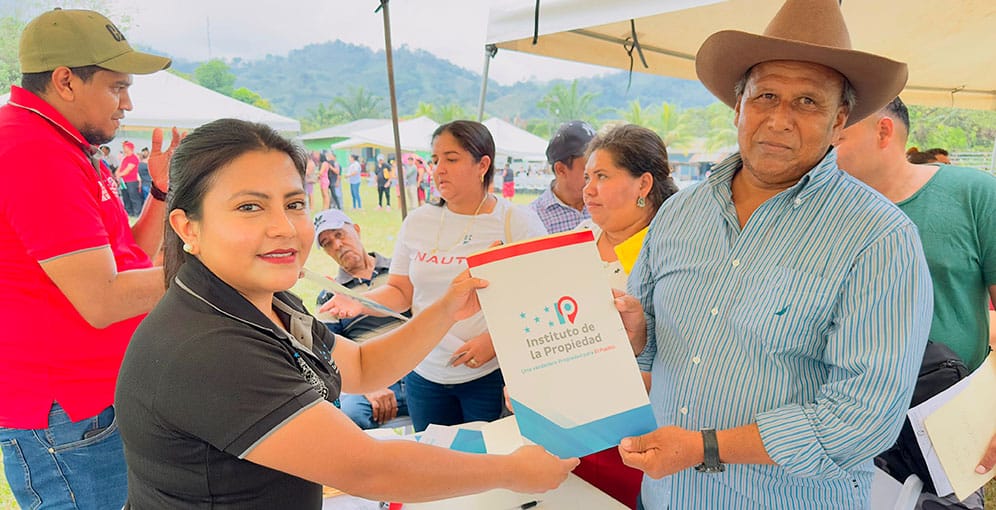 Entregan título de propiedad  a antigua escuela de Olanchito - Diario La Tribuna