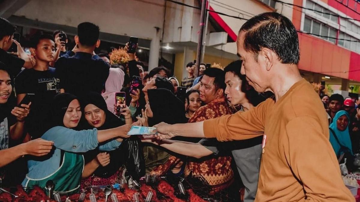 Presiden Jokowi War Takjil di Jambi, Borong 5 Bungkus Kerupuk Kulit, Bakwan hingga Es Timun Selasi