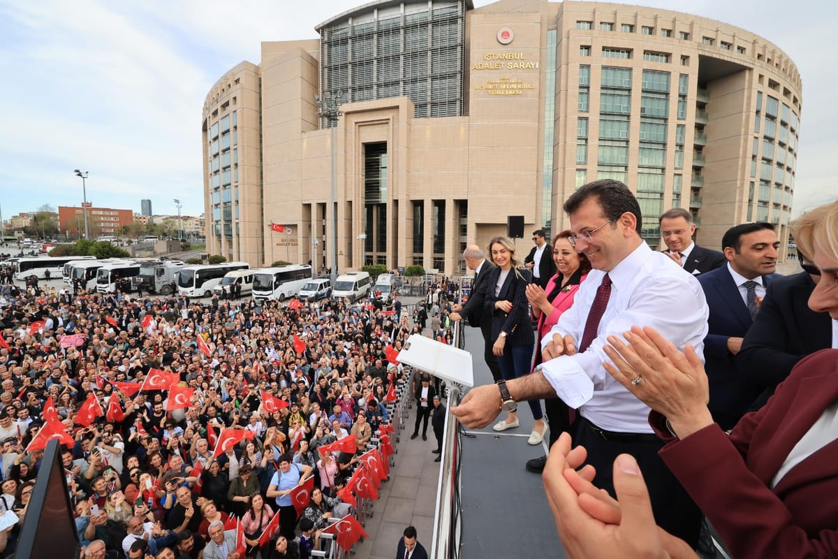 İmamoğlu Mazbatasını aldı, Adalet Sarayı'nın önü miting alanına döndü!