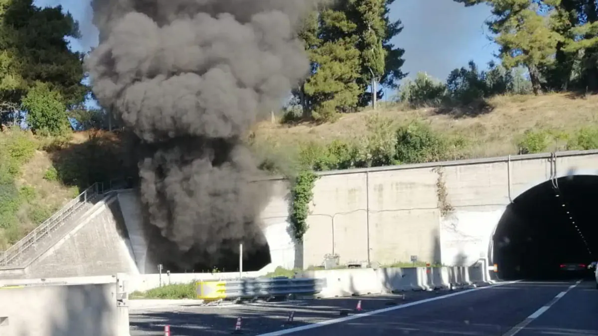 Incendio in galleria in autostrada a Cupra Marittima