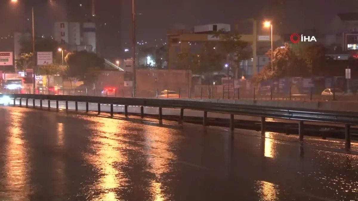 İstanbul'da Sabah Saatlerinde Sağanak Yağış