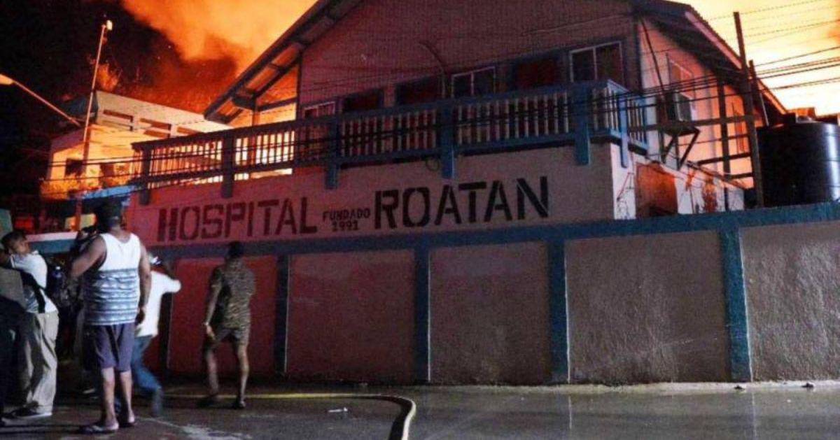 Anuncian construcción de hospital temporal en Roatán tras incendio