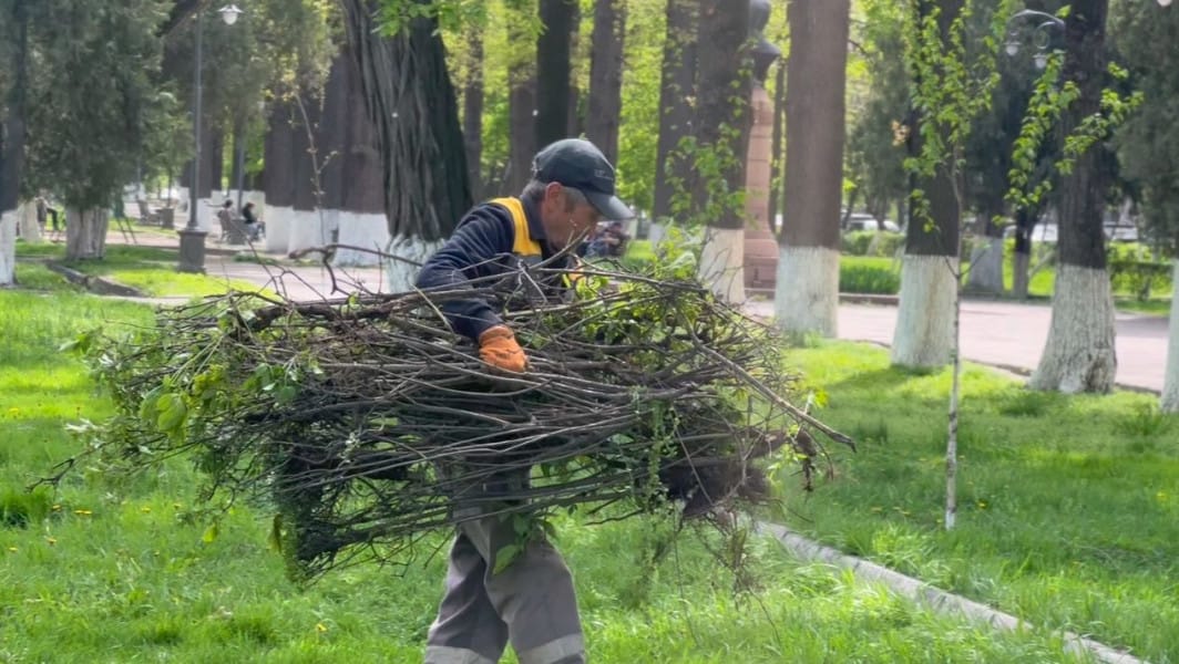 В Бишкеке продолжаются работы по реконструкции зеленых зон города