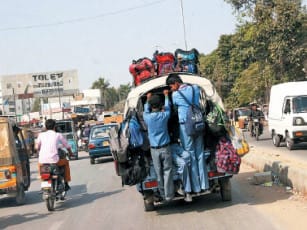 Schoolchildren face hardship due to road blockades in Karachi