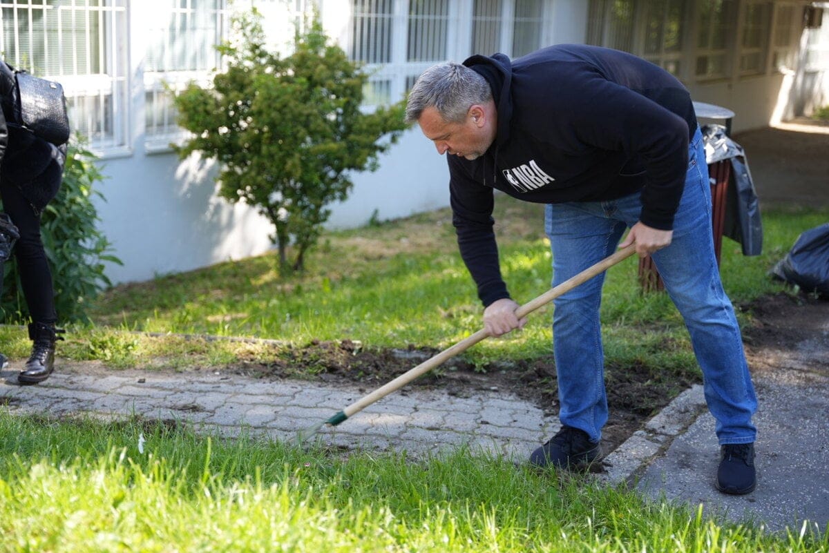 Danko s metlou v ruke v Dúbravke. Šéf SNS plní sľub, ktorý dal po zdemolovaní semafora