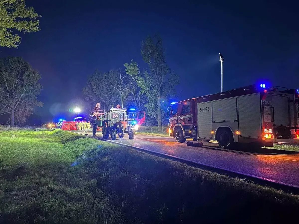 Makabryczny wypadek pod Oleśnicą. 2 osoby spłonęły w wypadku ciągnika z motocyklem