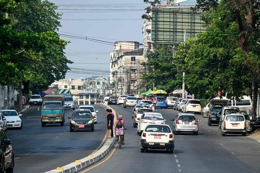 Heatwave lowers taxi drivers' income in Myanmar