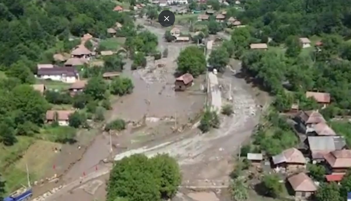 Natura s-a dezlănțuit în prima zi de Paști. Trei mașini au fost luate de viitură - Evenimentul Zilei