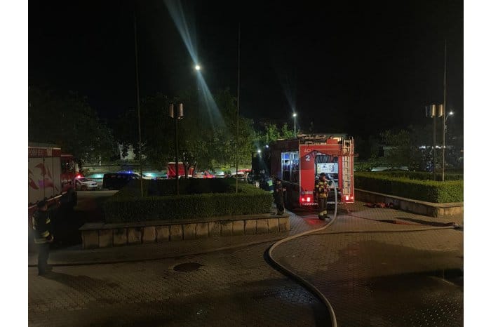 50 de pompieri au intervenit pentru a stinge un incendiu izbucnit la Casa Radio