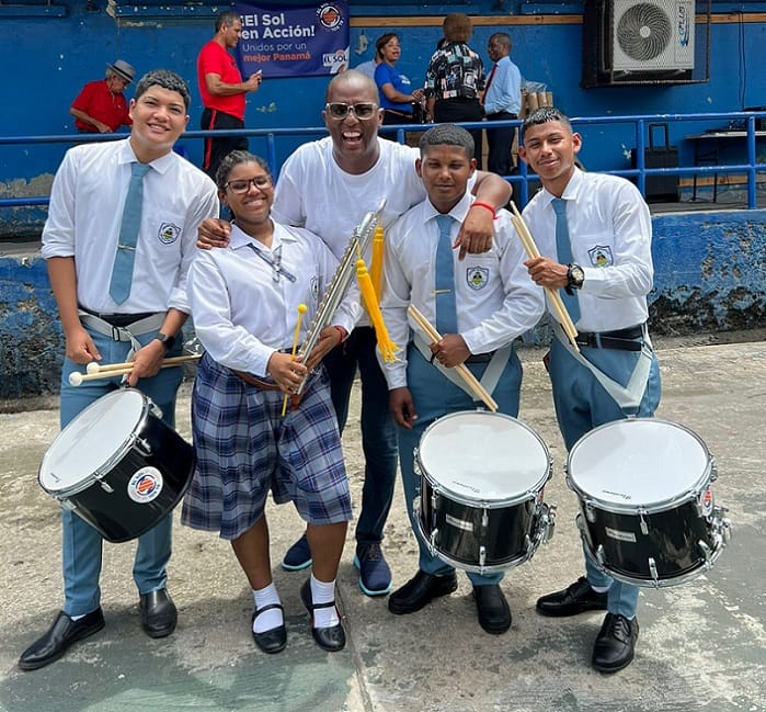 Franklyn dona instrumentos musicales a la Escuela República de Haití