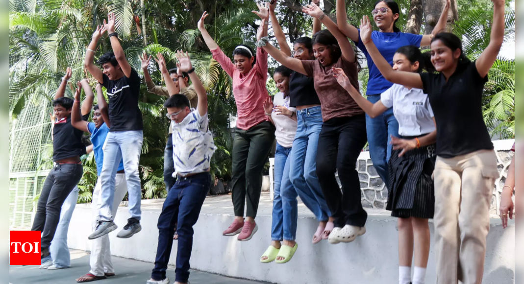 Girls shine yet again in CBSE 12th, 91.5% pass to boys' 85% - Times of India