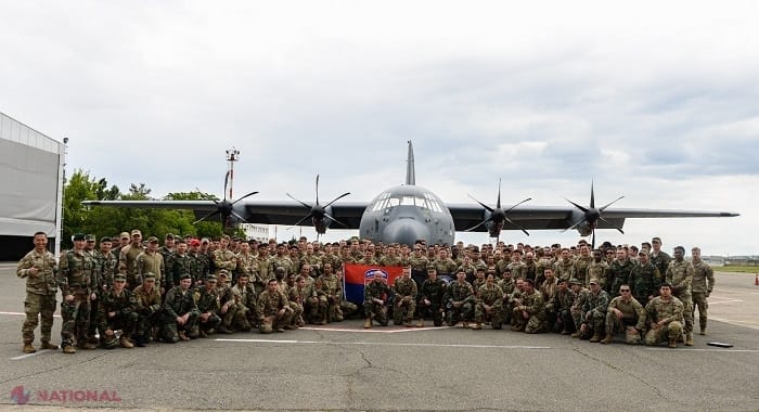 FOTO, VIDEO // Militarii din R. Moldova, învățați de colegi din SUA să sară cu parașuta: Imagini de la antrenamente