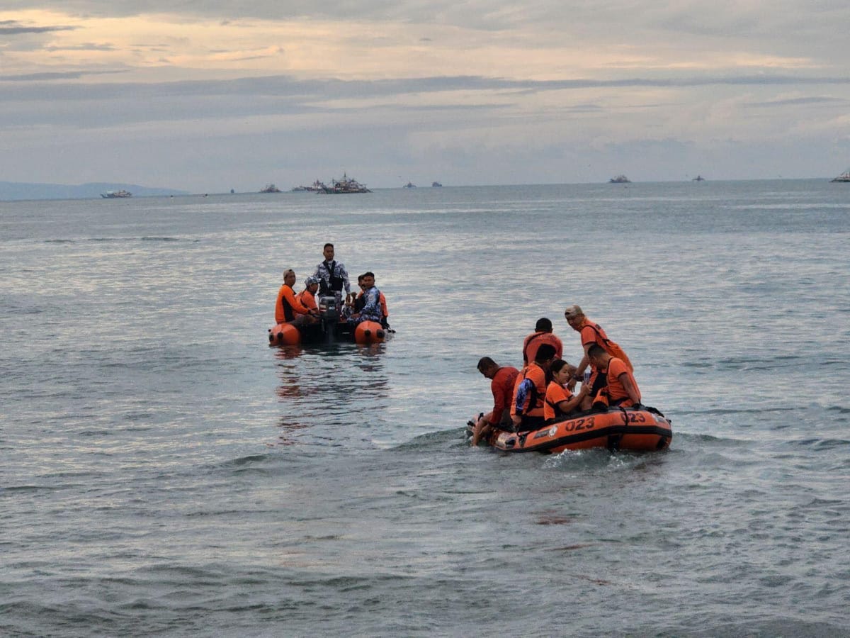 'Atin Ito' advance team reaches Bajo de Masinloc, gives aid to fishers - Philippine Canadian Inquirer Nationwide Filipino Newspaper