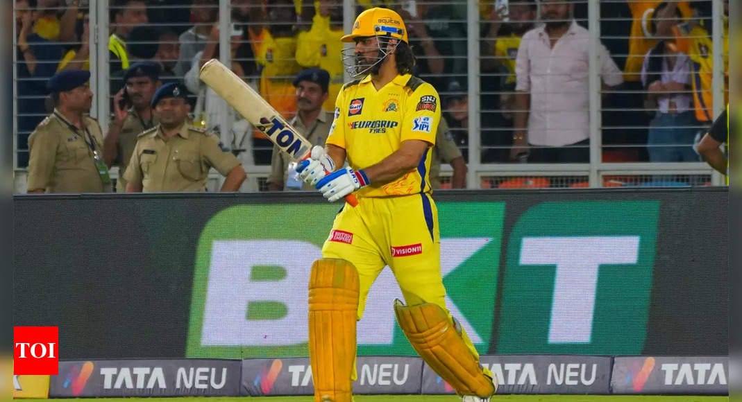 'Fans chahte hai aap jyada waqt bitaye pitch me...': Pathan advocates for Dhoni's higher batting position in crucial CSK vs RCB clash | Cricket News - Times of India