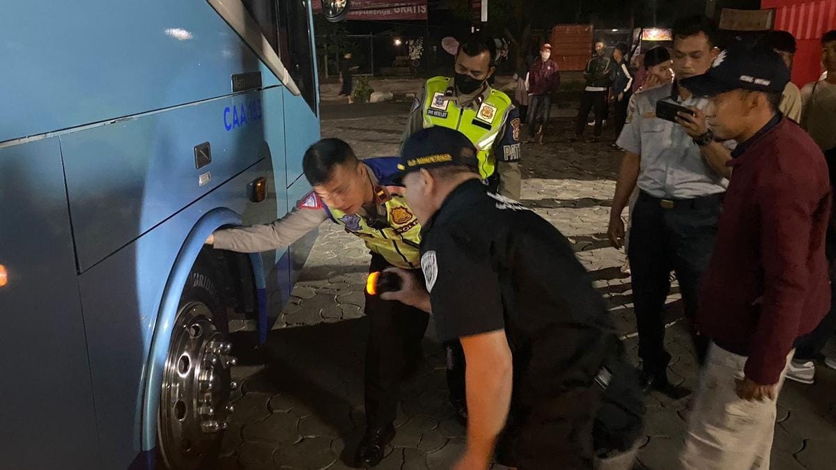 Polres Metro Depok Lakukan Ramp Check terhadap Bus Rombongan Siswa Study Tour