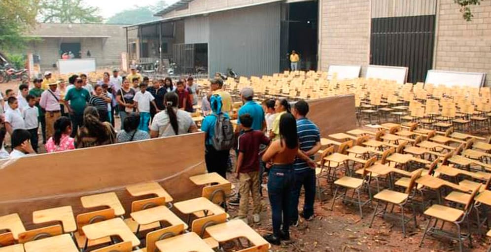 Entregan más de 1,000 pupitres a varias escuelas - Diario La Tribuna