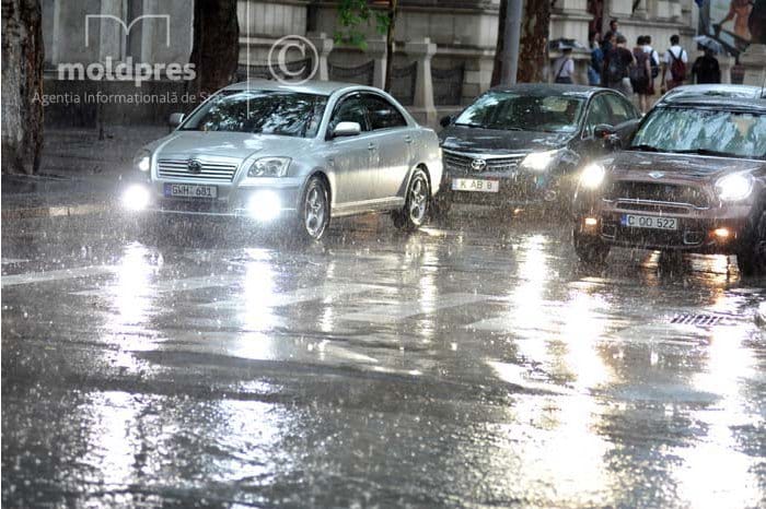 Pentru a treia zi, în ţară este anunţat Cod galben de instabilitate atmosferică