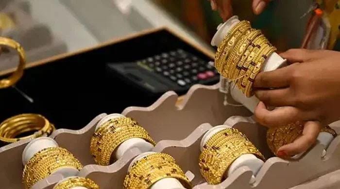 Gold prices drop Rs1,400 per tola