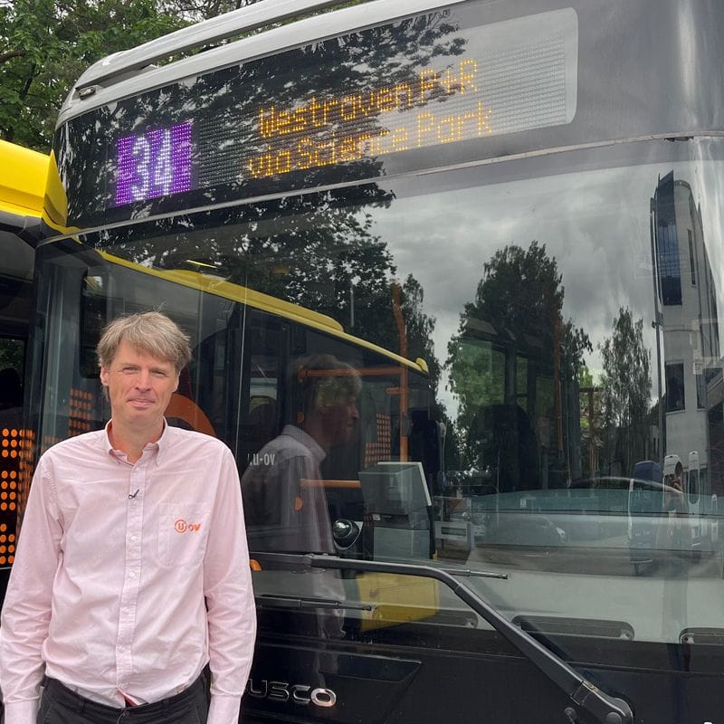 Marcel onderzoekt naar de optimalisatie van OV en past dat toe in de praktijk als buschauffeur