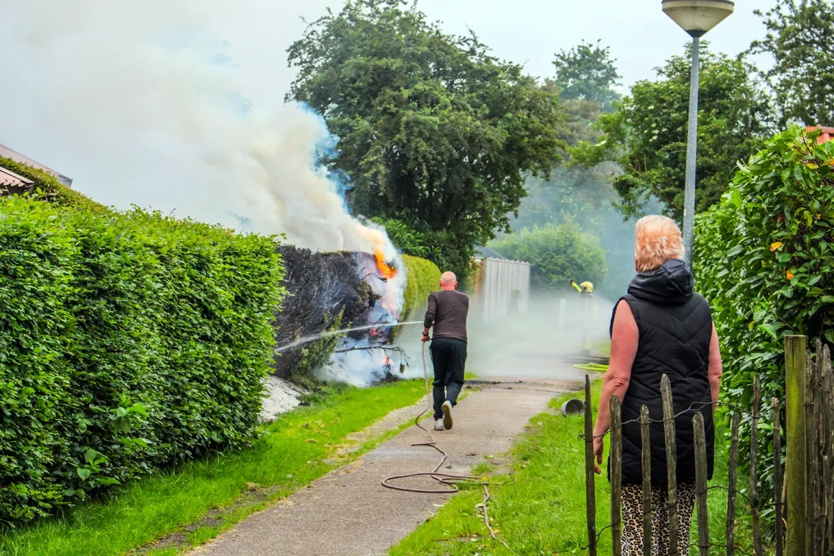 Brandende heg geblust in Opende