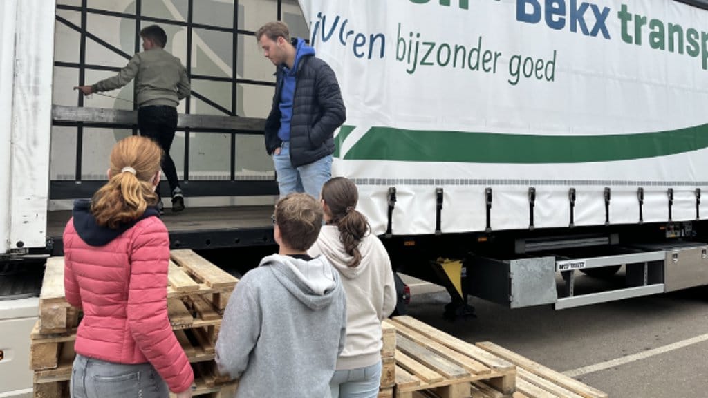 Niet in de schoolbanken, maar in de vrachtwagen