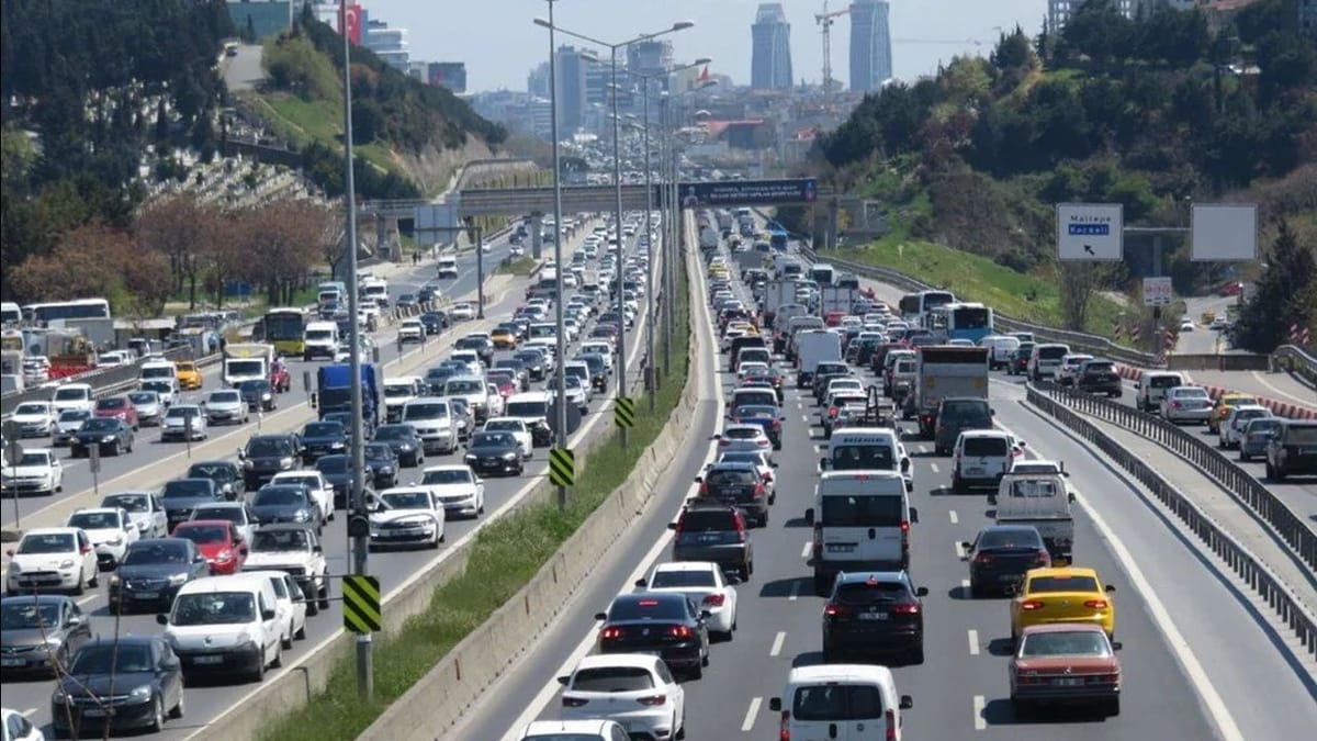 İstanbul haftanın ilk iş gününde trafiğe teslim oldu! Anadolu ve Avrupa Yakası'ndaki geçişlerde yoğunluk var