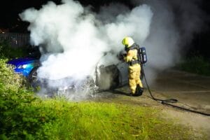 Auto door brand verwoest in Arnhem, andere auto beschadigd