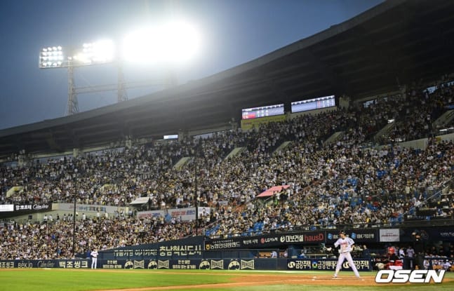 '놀랍다! 전 구단 평균 관중 1만명 이상' KBO 인기 폭발, 500만 관중-매진 100경기 돌파 눈앞 - 스타뉴스