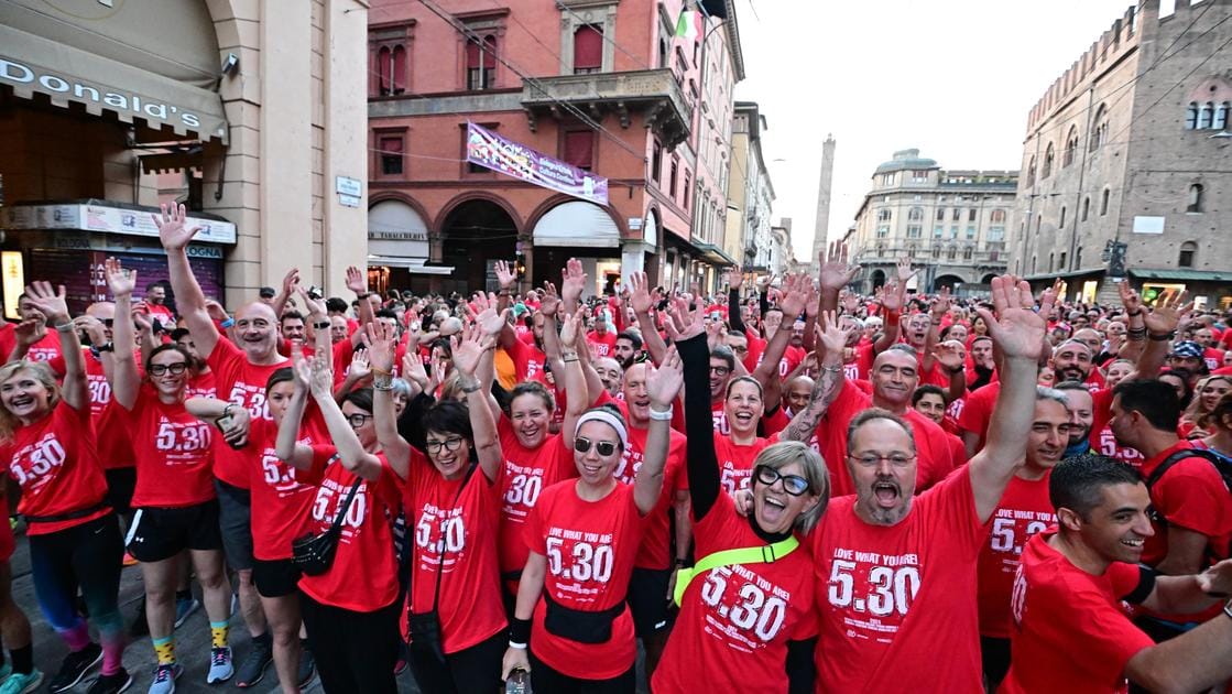 Run 5,30, in migliaia alla maratona silenziosa per le vie di Bologna. "E' una città magnifica"