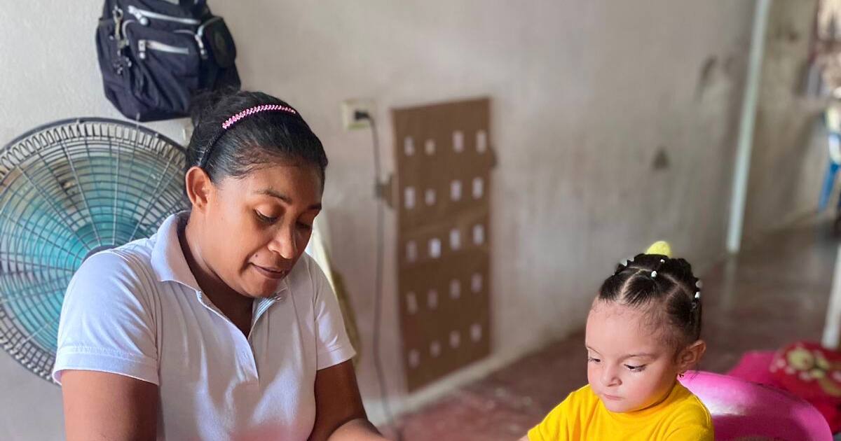 Niosca Colina, la maestra que da amor en El Pozón