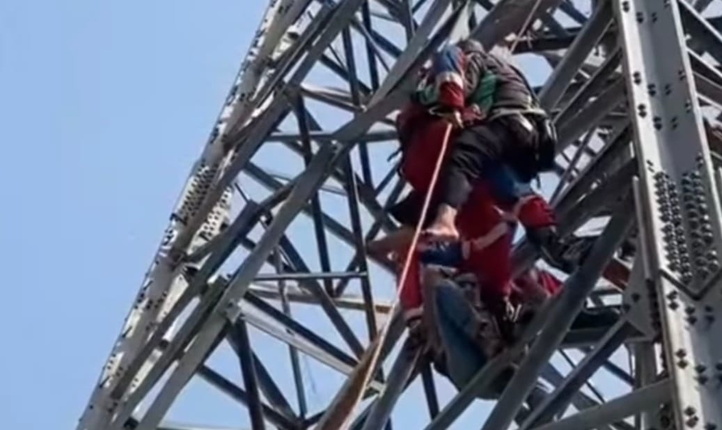 Ribut dengan Istri Ketiga, Driver Ojol Nekat Panjat Tower Sutet di BKT Marunda : Okezone Megapolitan