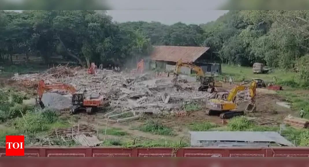 'Chandrababu Naidu acting like a dictator', Jagan Mohan Reddy says after under-construction party office demolished in Andhra's Guntur | Vijayawada News - Times of India