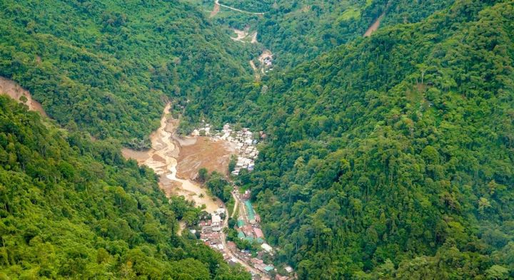 Rescuers use bare hands to search for PH landslide survivors